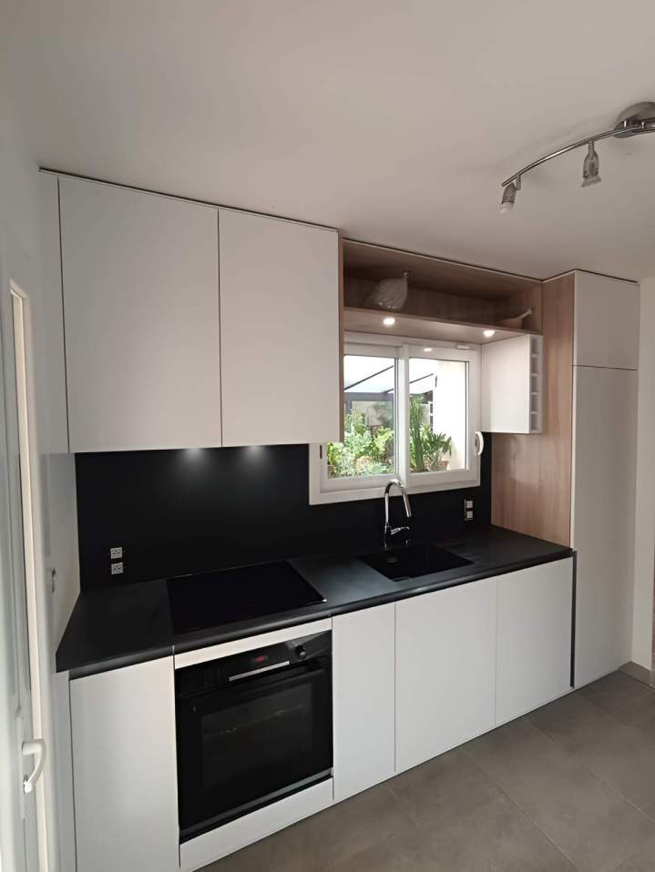 Cuisine moderne blanc et noir Saint Romain de Popey