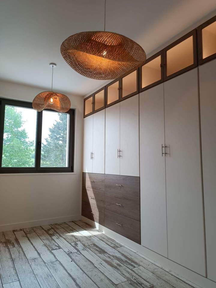 Dressing en bois clair entièrement sur mesure Saint Romain de Popey